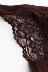 Pack de tres bombachas tipo thong de encaje floral, color marrón oscuro (café). Tienen tiro bajo y costados muy finos.