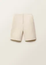 Short de tiro medio con diseño recto, confeccionado en una mezcla de algodón y lino. Cuenta con cierre delantero de botón, gancho y cremallera ocultos, dos bolsillos laterales y dos bolsillos de ribete en la parte posterior. Incluye forro interior de viscosa.