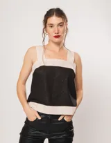 Top fucsia de lino con breteles anchos y diseño de franjas combinadas en rojo.