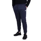 Pantalón de jogging azul marino con cintura elástica ajustable mediante cordón, bolsillos laterales y puños en los tobillos. Presenta un pequeño logo bordado en color blanco en la pierna izquierda.