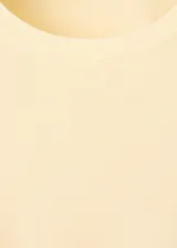 Chaleco de punto fino color amarillo claro, con escote redondo y diseño sin mangas de corte recto.