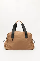 Bolso de nylon en color verde militar, con diseño deportivo, asas de mano resistentes, cierre superior y bolsillos laterales con frunce ajustable mediante cordón elástico.