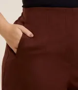 Short de vestir color marrón, con cintura elástica en la parte trasera, bolsillos laterales y cierre frontal oculto.