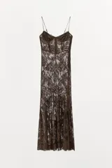 Vestido largo semitransparente confeccionado en encaje con diseño de corsé en el torso, escote con aros, tirantes finos ajustables y cierre frontal con ganchos metálicos.