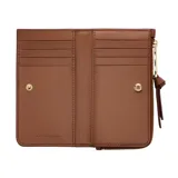Billetera de cuero marrón Marc Jacobs modelo The Medium Flat Wallet, con múltiples ranuras para tarjetas, cierre de broche a presión y compartimento con cierre de cremallera.