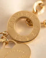 Pulsera de cadena de eslabones gruesos con baño de oro, cierre de barra en T y dije en forma de corazón con inscripción grabada.