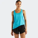 Musculosa deportiva New Balance Sport Essentials color celeste, de cuello redondo, sin mangas con sisas amplias y dobladillo trasero más largo. Incluye logotipo reflectante en el pecho.