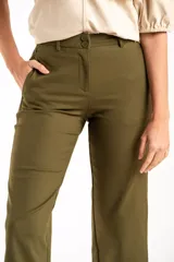 Pantalon de corte recto y tiro medio, color verde militar, con cierre frontal de botones y bolsillos laterales.