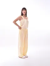 Pantalón negro de tiro alto, corte ancho y pierna recta, con cordón ajustable en la cintura.