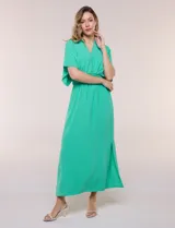 Vestido largo verde de calce fluido con escote en V y mangas cortas amplias estilo mariposa. Presenta apliques de tachas a lo largo del escote y puños, cintura elastizada fruncida y falda con tajo lateral.
