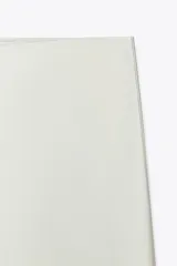 Falda midi color blanco hueso, de satén, corte al bies y cintura elástica.