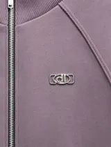 Campera negra de cuello alto con cierre frontal metálico completo, bolsillos laterales y logo bordado en el pecho.