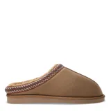 Pantuflas tipo zueco color bordó, con exterior de gamuza sintética y borde superior decorado con costuras trenzadas. Interior forrado en piel sintética al tono y suela de goma plana.