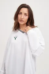 Camiseta blanca oversize de manga larga con cuello en V y número 17 estampado en el pecho.