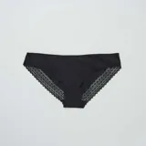 Pack de tres bombachas clásicas de algodón color negro con detalle de encaje en los bordes.