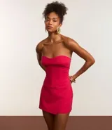 Blusa corsetada color fucsia, con escote strapless, confeccionada en bengalina con viscosa certificada, recortes delanteros y cierre en la espalda por cierre track contrastante.