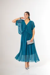 Vestido midi de seda italiana color verde militar, con escote en V, sobrecapa fruncida, mangas cortas amplias y elástico en la cintura.