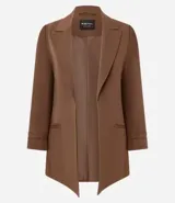 Blazer de sastrería color bordó, de corte oversized y largo, confeccionado en crepé. Presenta solapas clásicas, bolsillos frontales y detalle de pliegues en los puños.