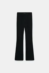 Leggings negros de tiro alto con costura marcada en el frente y bajo acampanado (flare). Cierre frontal con cremallera, botón interior y gancho.