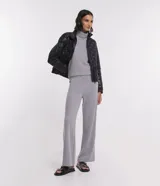 Campera Marfinno de cuello alto con cierre frontal, bolsillos laterales y diseño capitoneado con efecto acolchado.