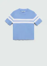 Remera de tejido de punto fino con cuello redondo y mangas cortas. Presenta un diseño recto con franjas horizontales blancas en la parte superior sobre un fondo celeste.