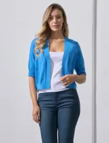 Bolero tejido color fucsia, marca Ninety, de manga corta con apliques de botones.