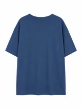 Remera de manga corta color verde militar, con cuello redondo y diseño gráfico estampado en el centro del pecho con texto en tipografía ovalada.