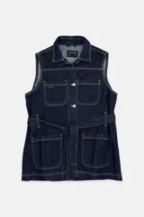 Chaleco de jean negro, con cuello camisero, cierre frontal de botones, dos bolsillos con solapa en el pecho y dos bolsillos de parche en la parte inferior. Incluye tiras ajustables en los laterales.