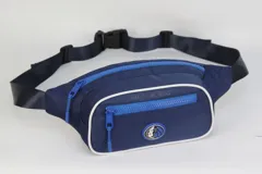 Riñonera azul marino de nylon con doble cierre, correa regulable y logo de los Dallas Mavericks de la NBA.