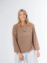 Sweater marrón de tejido de punto, con mangas 3/4 y cuello redondo.