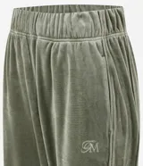 Pantalón tipo jogger de plush, con cintura elástica, bolsillos laterales y puños ajustados en los tobillos.