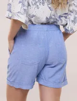 Short de lino color blanco, con calce relajado, cintura elastizada con cordón de ajuste y bolsillos diagonales.