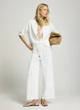 Pantalón blanco Le Lis Blanc de punto con patrón a cuadros, tiro alto y diseño de pierna ancha, con cordón ajustable en la cintura.