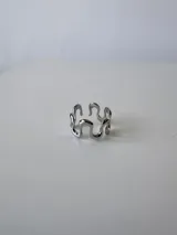 Anillo ajustable de acero quirúrgico hipoalergénico, con diseño ondulado o de ondas.