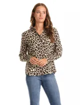 Camisa de manga larga con estampado animal print, cuello con solapa y cierre frontal con botones. Confeccionada en rayón.