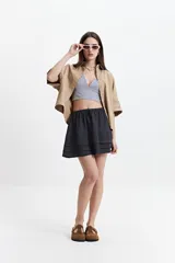 Camisa color beige de manga corta con cuello clásico y corte oversize.