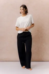 Pantalón celeste de pierna recta y silueta amplia, con cintura elástica y cordón regulable.