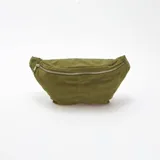 Riñonera verde oliva de pana con correa ajustable y cierre plateado.