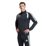 Campera deportiva de hombre Adidas modelo Tiro 26L Tr Top, de color negro con detalles en blanco. Presenta cuello alto con cierre frontal parcial, mangas largas con las clásicas tres tiras de la marca y paneles en los hombros, y el logo de Adidas bordado en el pecho.