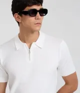 Polo de manga corta para hombre, color blanco, con cuello polo y cierre frontal de cremallera. Presenta una textura tejida sutil en toda la prenda.