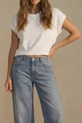Remera de algodón color marrón, de corte crop y cuello redondo, con mangas cortas de estilo sisa.