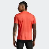 Remera deportiva 2XU de manga corta, diseñada para running. Presenta un diseño técnico con zonas de ventilación estratégicas en pecho y espalda, confeccionada en tejido ultrafino de secado rápido con acabados adheridos para minimizar rozaduras y detalles reflectantes.