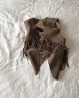 Chaleco negro de cuero vacuno con flecos largos en el frente y espalda.