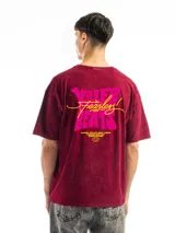 Remera blanca de corte oversize con cuello redondo y manga corta. Presenta un pequeño estampado frontal de un envase de bebida con texto en japonés y una flor.