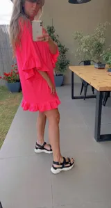 Vestido corto de morley con volados en ruedo y mangas, corte oversize.