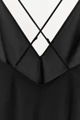 Vestido midi tipo lencero con escote en pico y tirantes finos ajustables multiposición.