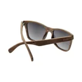 Lentes de sol Indie Forest con montura cuadrada de madera color nogal y lentes grises polarizadas.