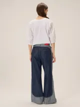 Pantalon de tiro medio alto, corte recto y amplio, con bolsillos delanteros y traseros, detalles de costuras visibles y confeccionado en mezcla de algodón y lyocell.