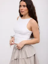 Musculosa de canalé blanca, de corte ajustado al cuerpo, con cuello redondo y diseño básico.