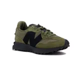 Championes urbanos New Balance modelo 327, color verde militar con el logotipo 'N' en negro y suela dentada negra. Confeccionados en una combinación de gamuza y malla.